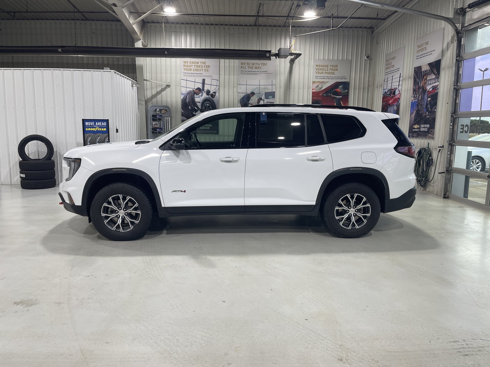 Used 2024 GMC Acadia AT4 w/ Luxury Package AWD/4WD image 4