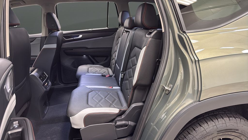 Used 2025 Volkswagen Atlas Peak Edition SE AWD/4WD image 24