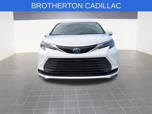 Used 2024 Toyota Sienna LE AWD/4WD image 2