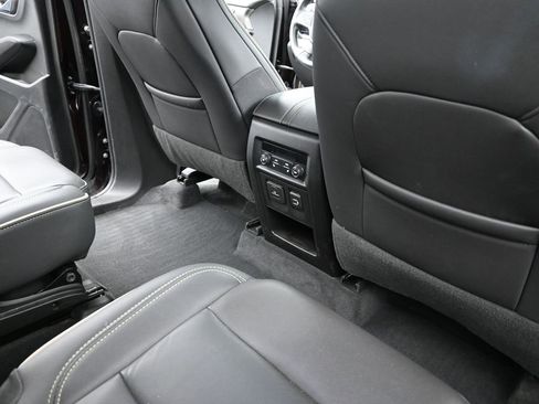 Used 2023 Chevrolet Traverse Premier image 27