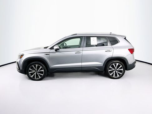 Used 2023 Volkswagen Taos SE w/ Panoramic Sunroof Package image 4