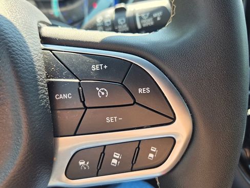 Used 2025 Chrysler Pacifica Select FWD image 15