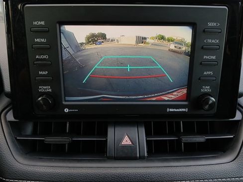 Used 2020 Toyota RAV4 LE FWD image 9