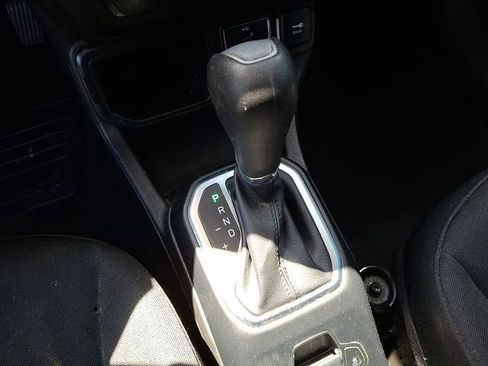 Used 2021 Jeep Renegade Latitude FWD image 11
