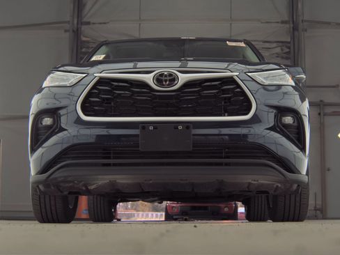 Used 2025 Toyota Highlander LE image 4