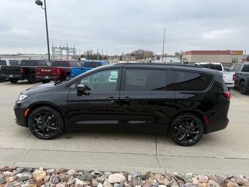 New 2026 Chrysler Pacifica Select w/ S Appearance Package image 4