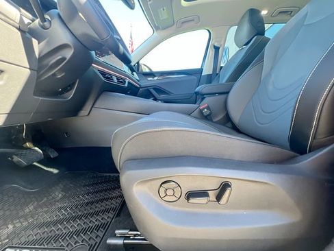 New 2025 Volkswagen Tiguan SE image 12