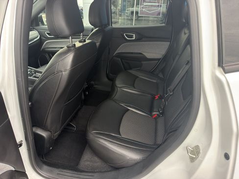 Used 2024 Jeep Compass Latitude AWD/4WD image 9