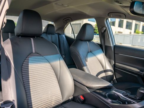 Used 2018 Toyota Camry SE w/ Convenience Package FWD image 23