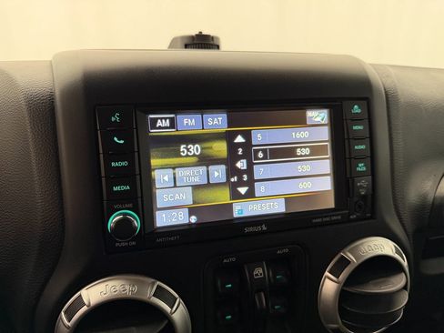 Used 2015 Jeep Wrangler Unlimited Rubicon w/ Connectivity Group AWD/4WD image 16