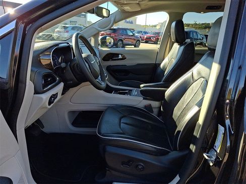 Used 2023 Chrysler Pacifica Limited image 14