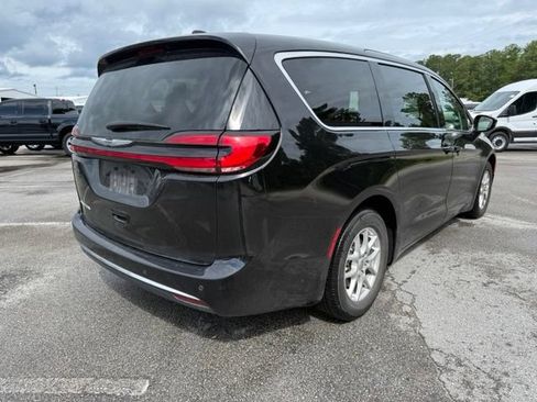 Used 2024 Chrysler Pacifica Touring-L FWD image 3