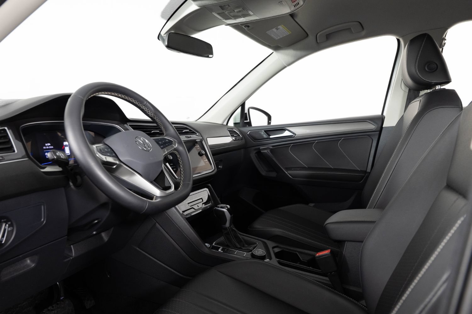 Used 2024 Volkswagen Tiguan SE AWD/4WD image 14