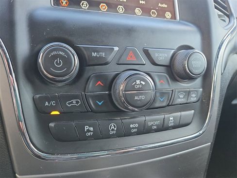 Used 2021 Jeep Grand Cherokee Laredo image 19