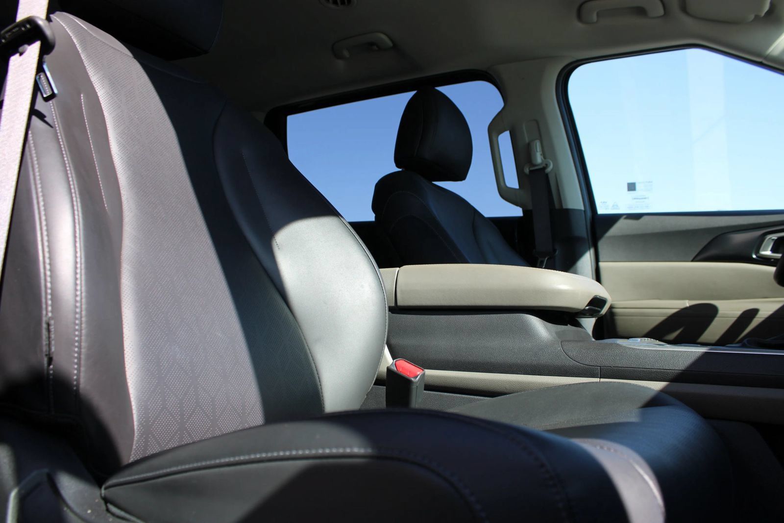 Used 2025 Kia Carnival FWD image 8