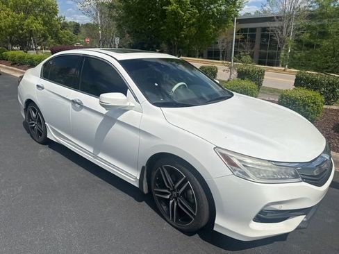Used 2017 Honda Accord Touring image 2
