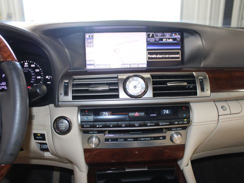 Used 2013 Lexus LS 460 w/ Comfort Pkg image 19