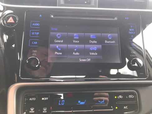 Used 2018 Toyota Corolla LE image 20