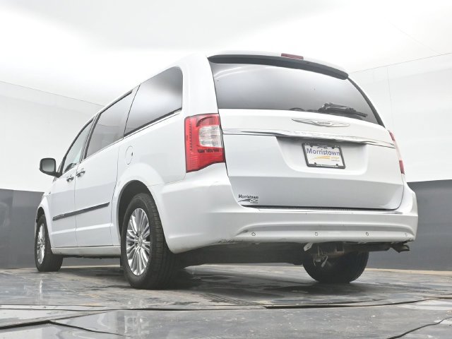 Used 2014 Chrysler Town & Country Touring-L FWD image 46