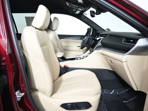 Used 2023 Jeep Grand Cherokee Limited image 13