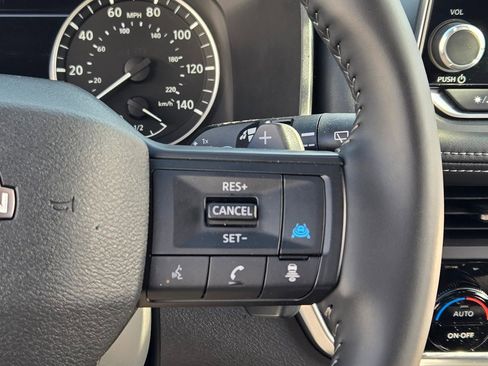 Used 2025 Nissan Rogue SV FWD image 29