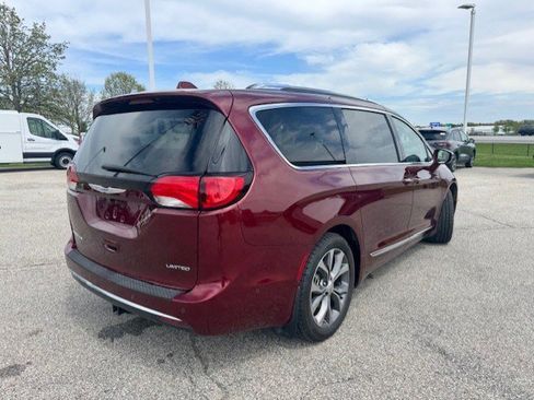 Used 2020 Chrysler Pacifica Limited w/ Tire & Wheel Group FWD image 9