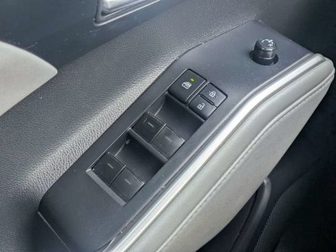 Used 2020 Toyota Highlander XLE FWD image 24