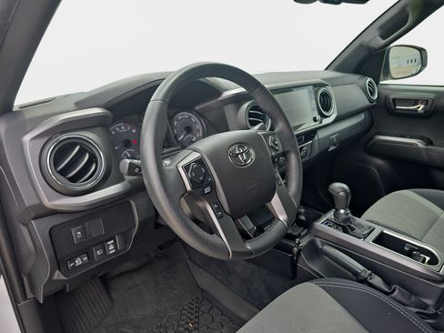 Used 2021 Toyota Tacoma TRD Off-Road AWD/4WD image 13