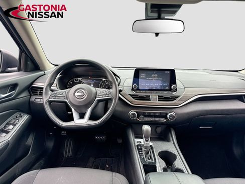 Used 2025 Nissan Altima 2.5 SV FWD image 29