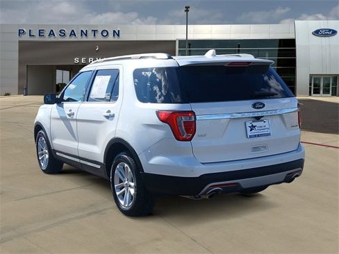 Used 2016 Ford Explorer XLT w/ Equipment Group 201A image 3