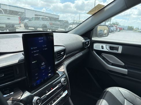 Used 2023 Ford Explorer Limited w/ Limited Technology Package image 21