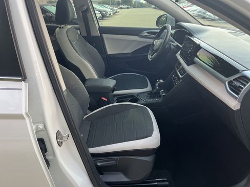 Certified 2025 Volkswagen Taos SE image 29