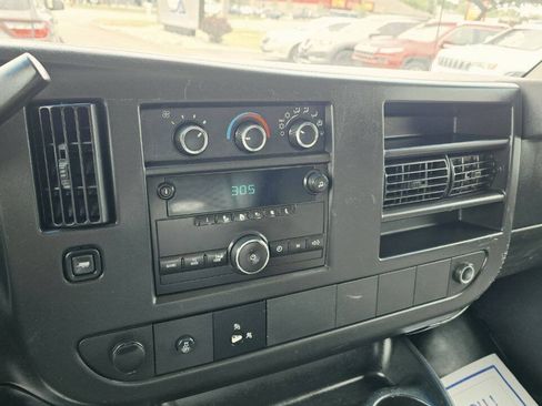 Used 2014 Chevrolet Express 2500 RWD image 18