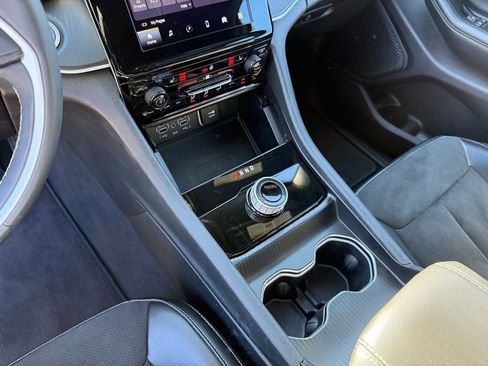 Used 2024 Jeep Grand Cherokee L Laredo image 29