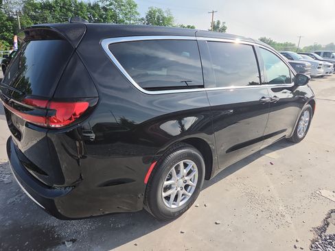 New 2027 Chrysler Pacifica Select FWD image 17