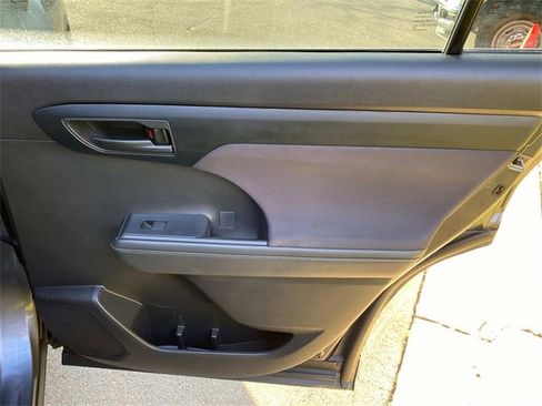 Used 2022 Toyota Highlander L image 33