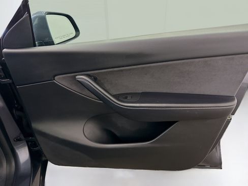 Used 2022 Tesla Model Y Long Range AWD/4WD image 35