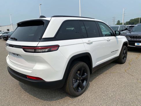 New 2025 Jeep Grand Cherokee Altitude image 3