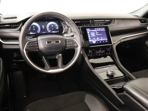 Used 2024 Jeep Grand Cherokee Altitude RWD image 2