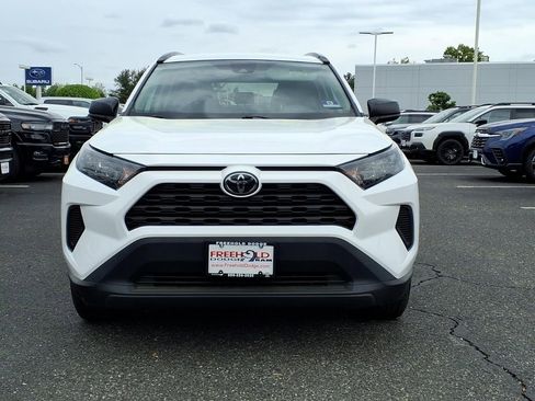 Used 2019 Toyota RAV4 LE AWD/4WD image 2