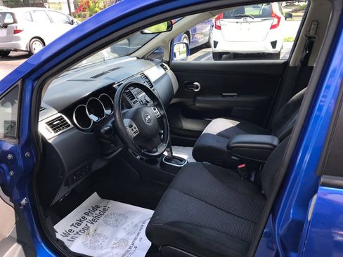 Used 2010 Nissan Versa Hatchback w/ Premium Pkg FWD image 9