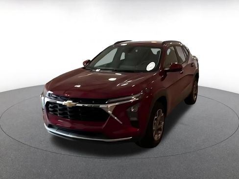 Used 2025 Chevrolet Trax LT w/ LT Convenience Package FWD image 4