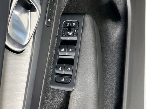 Used 2023 Volvo XC40 B5 Core w/ Convenience Package image 16