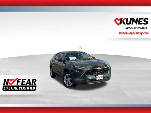 Used 2025 Chevrolet Trax LS image 1
