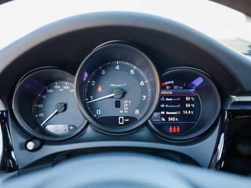 Certified 2025 Porsche Macan Turbo image 15