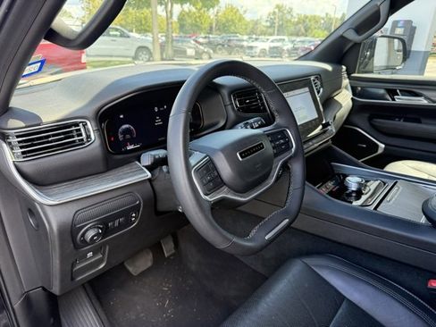 Used 2024 Jeep Wagoneer Series II w/ Flexible Seating Group image 12