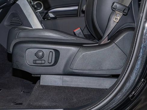 Used 2025 Land Rover Discovery Metropolitan Edition AWD/4WD image 15