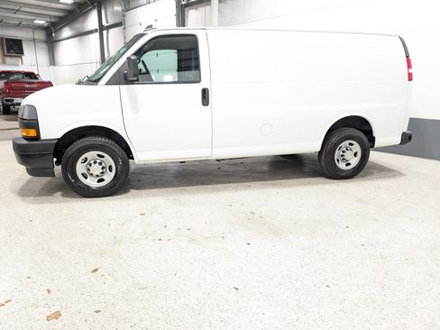 Used 2022 Chevrolet Express 3500 w/ Driver Convenience Package image 5
