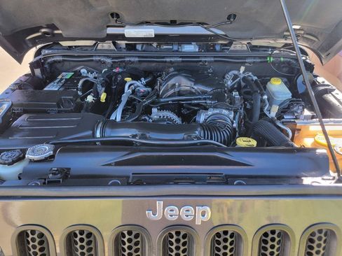 Used 2016 Jeep Wrangler Unlimited Rubicon w/ Connectivity Group AWD/4WD image 14