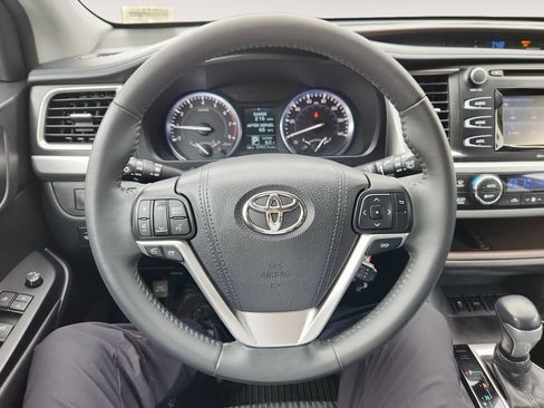 Used 2015 Toyota Highlander LE FWD image 13